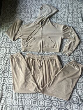 FOREVER 21 Velour Neutral Beige Cropped Hoodie & Jogger Set
